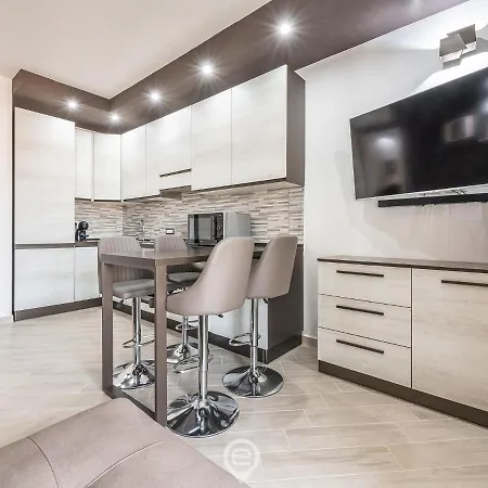 Alba's - Wifi & Private Parking Apartment